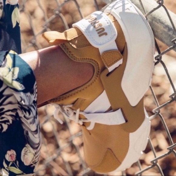 Nike Women's Air Huarache City Low Sze 6 - Picture 2 of 2